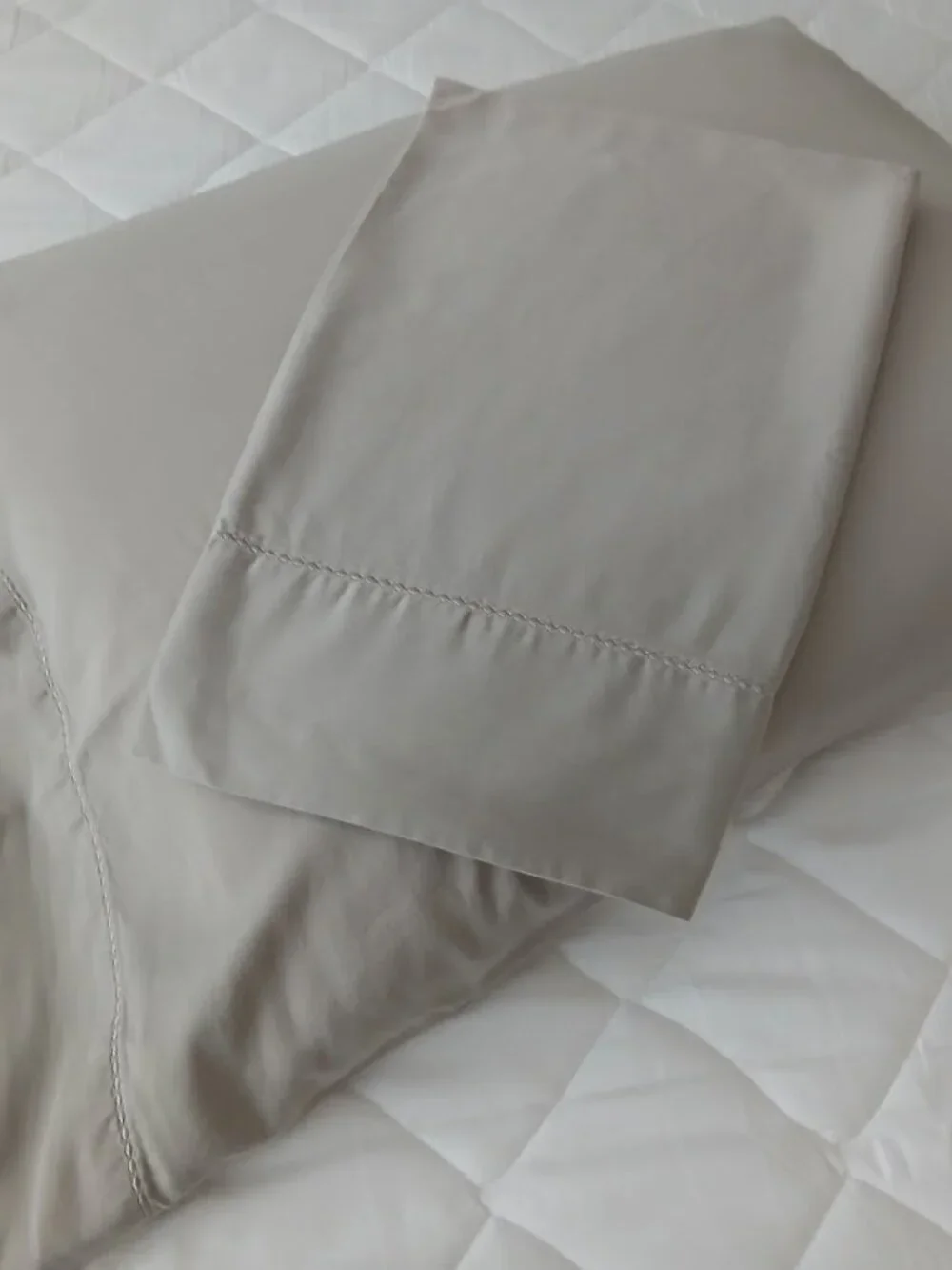 TAHARI Pillowcases with Top Stitch Detail (2) Standard size - Taupe